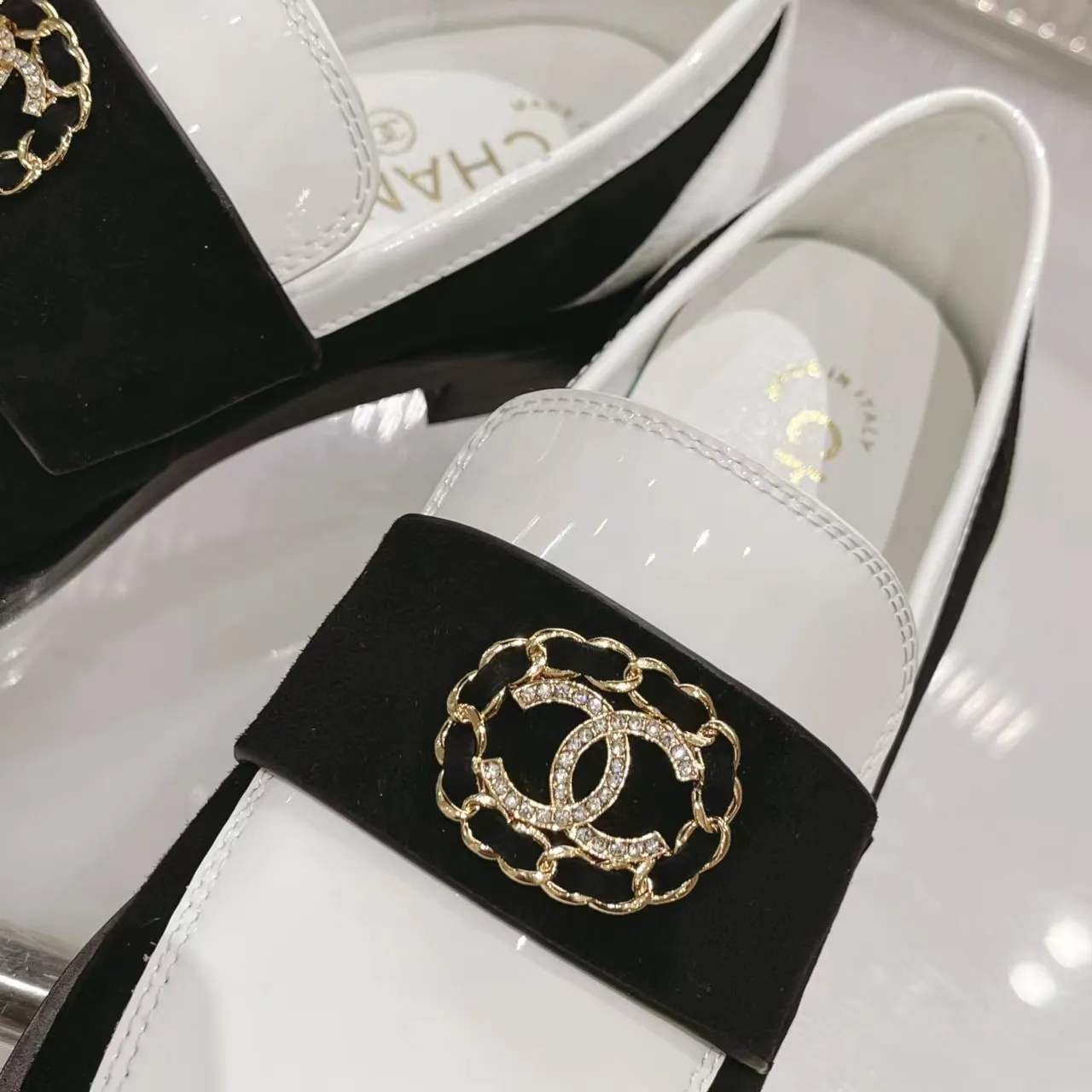 👟👟Ex-factory price 560👟👟Chanel Chanel 22K autumn and winter latest vintage retro double C buckle chain small gold ball loafers Dream Back to Campus series, the same style as the end of the year celebrities, delicate on the feet, invincible and easy to wear, small round toe atmosphere and simplicity, leather upper design, integrated chain with diamond small fragrance logo, very unique.  …………………………………………………… ❶Material: imported first-layer cowhide ➕cow patent leather + sheep leather ❷Lining: sheepskin ❸Feet: sheepskin ❹Outsole: original leather outsole ❺Heel height: 2.5cm ❻Packaging: Original full set of packaging ❼Number: 35-41 (40 41 custom-made, non-returnable) ☀Color: 4 colors